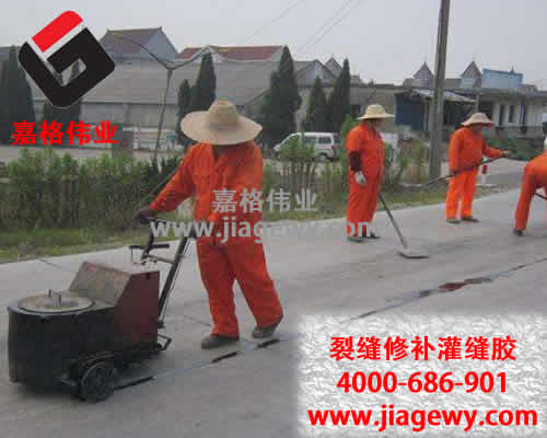 萬通公路養(yǎng)護(hù)隊(duì)停止瀝青灌縫膠灌縫作業(yè)，確保高考學(xué)生安全通暢出行