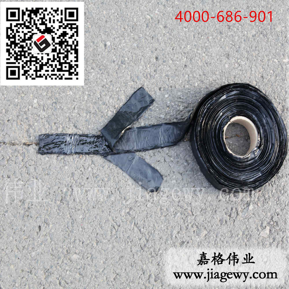 十年里小唐踏遍千山萬(wàn)水，使用瀝青貼縫帶養(yǎng)護(hù)道路裂縫