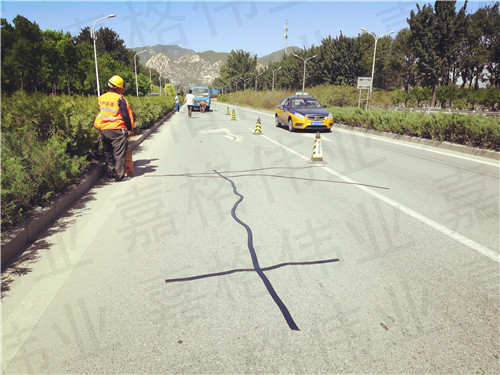 嘉格公路貼縫帶讓道路養(yǎng)護(hù)不再苦、臟、累