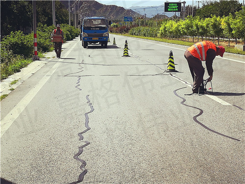 道路路面貼縫帶，一種比灌縫材料綜合成本更低的裂縫修補材料