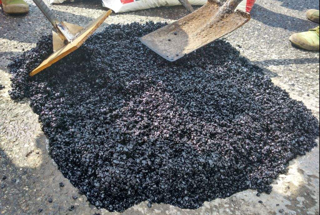 瀝青冷補料施工便捷，道路養(yǎng)護好幫手