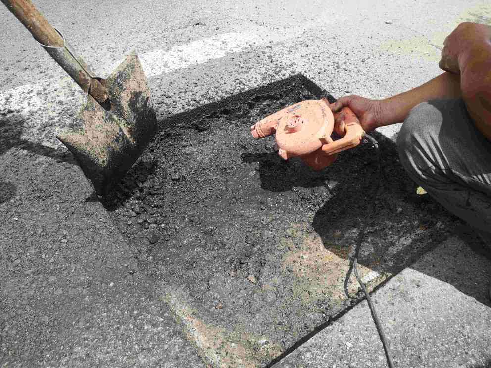 冷補料添加劑是確保道路修復(fù)質(zhì)量的關(guān)鍵